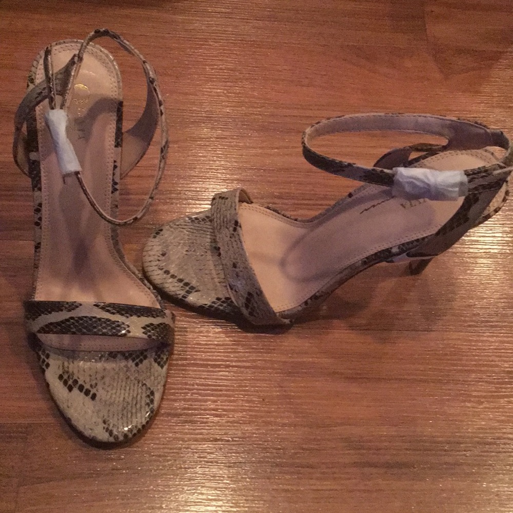 NEW like snakeskin size 9